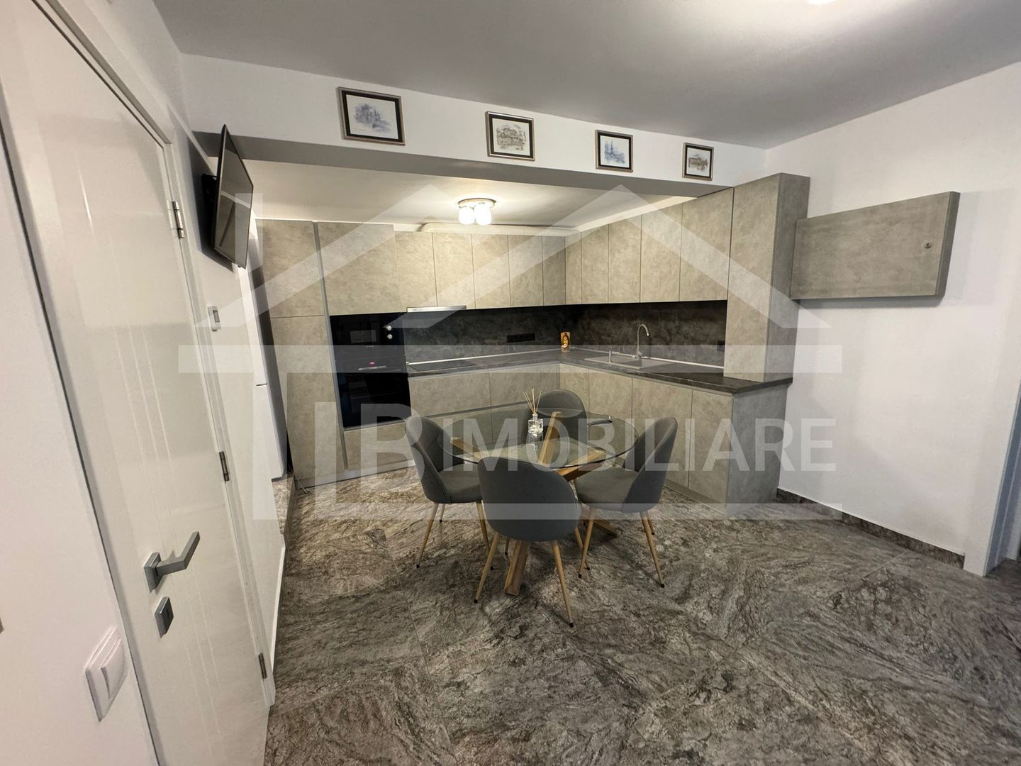 Apartament cu 2 camere, decomandat, 65mp, Zona Ultracentral - Poză 2
