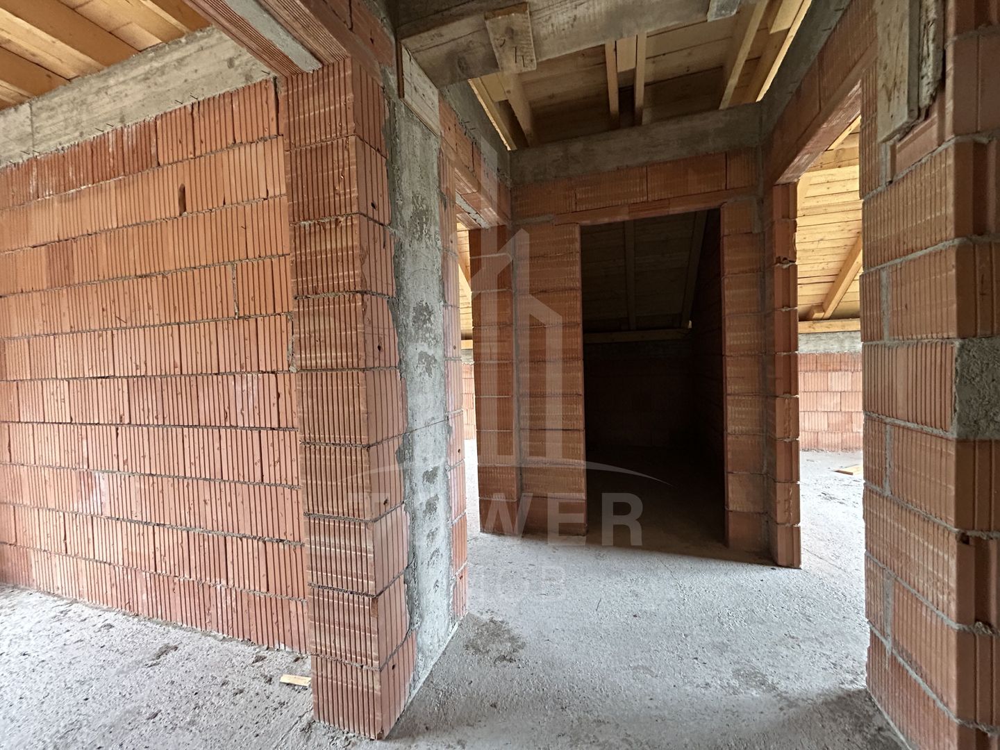 Casă Parter+Etaj– la roșu în interior, la cheie în exterior – Selimbar - Poză 11