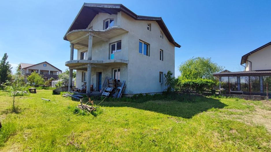 Casă spațioasă cu terase panoramice și curte mare - Poză 8