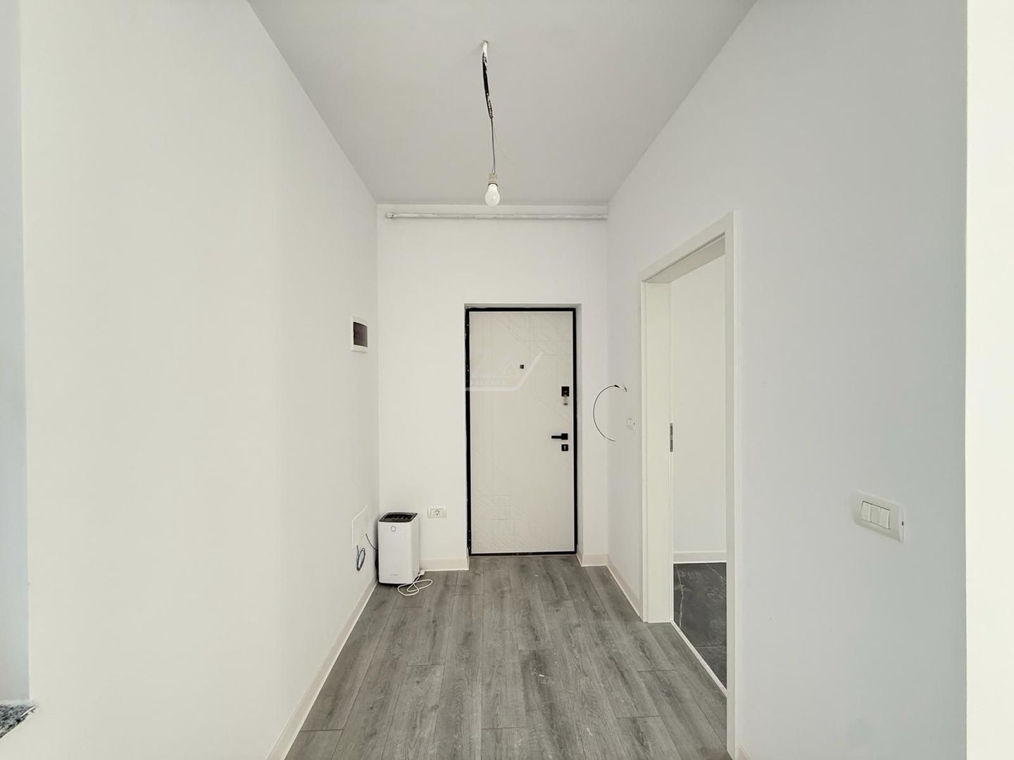 Disponibil imediat. Etaj 1. Bucatarie inchisa. Loc de parcare. Drum asfaltat. - Poză 9