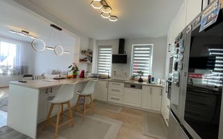 Casa cvadruplex de vanzare 4 camere, 2 locuri de parcare - Poză 1