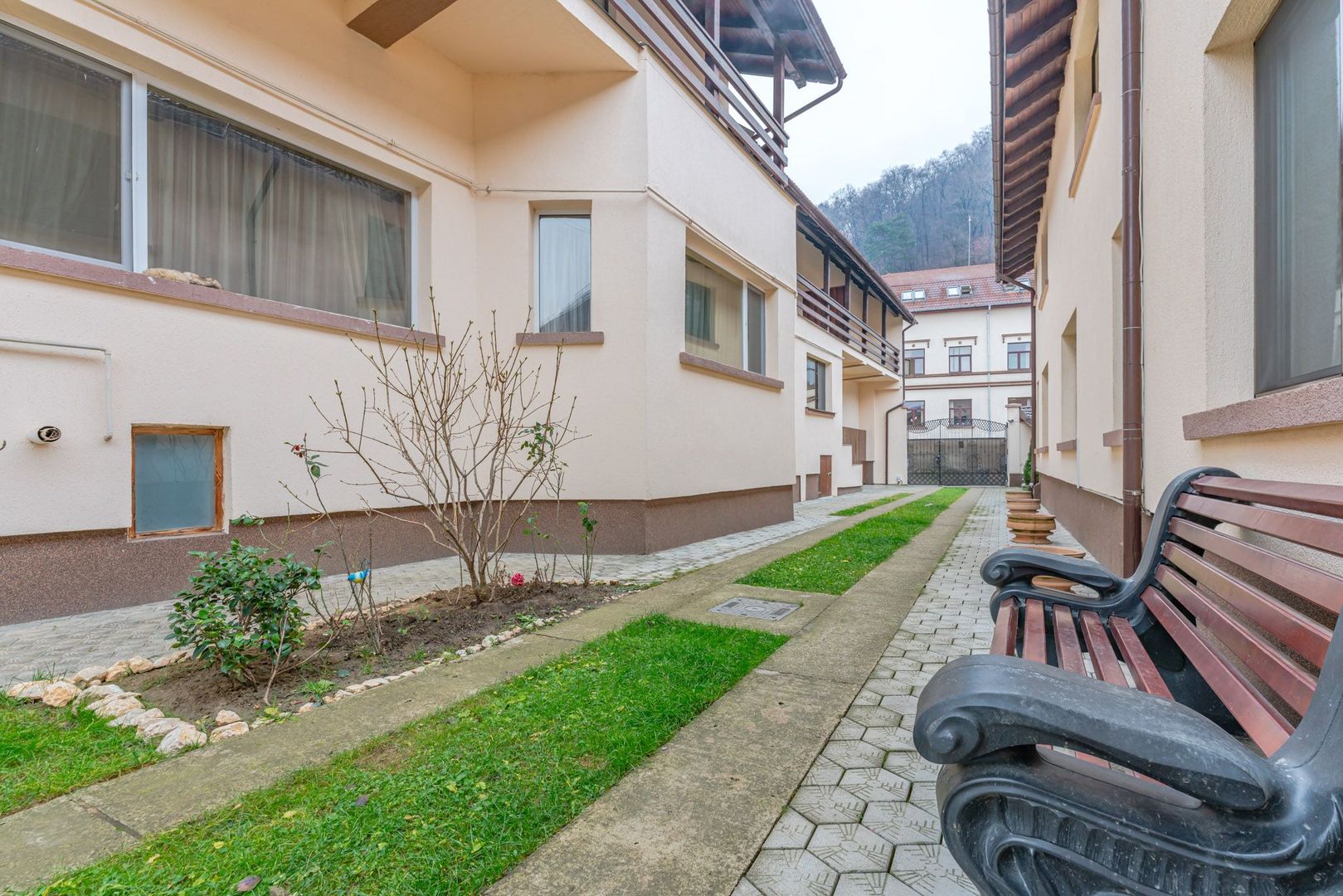 Pensiune Râșnov, 13 camere plus locuință proprietar, zonă Cetate - Poză 48