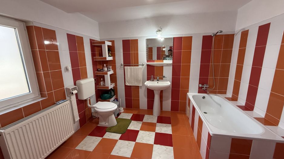 Vila construită in 2010 - P+1+pod - S=236 mp și curte 238 mp Campina! - Poză 8