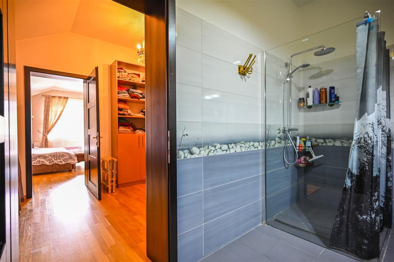 Somptuozitate in stil modern, 2 garaje, 3 terase, totul pe 1.000 mp teren - Poză 46