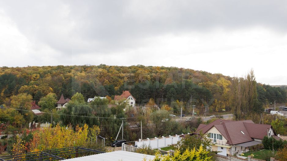 CASĂ DE VÂNZARE ÎN DUMBRAVA SUPRAFAȚA DE 300 MP + TEREN 3.5 ARI - Poză 25