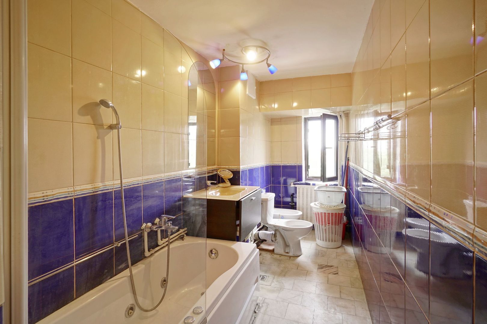 Apartament 5 camere in Piata Victoriei,bloc 1995 - Poză 14