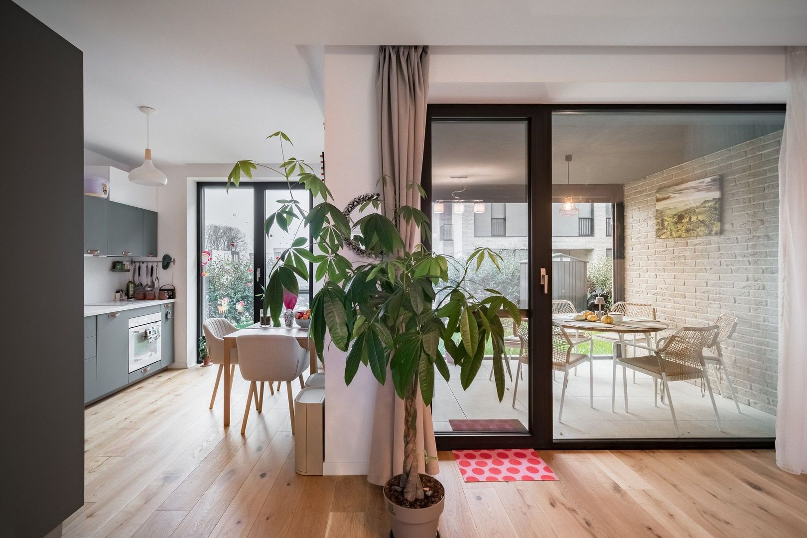 Apartament la parter cu gradina disponibil la inchiriere - Poză 9