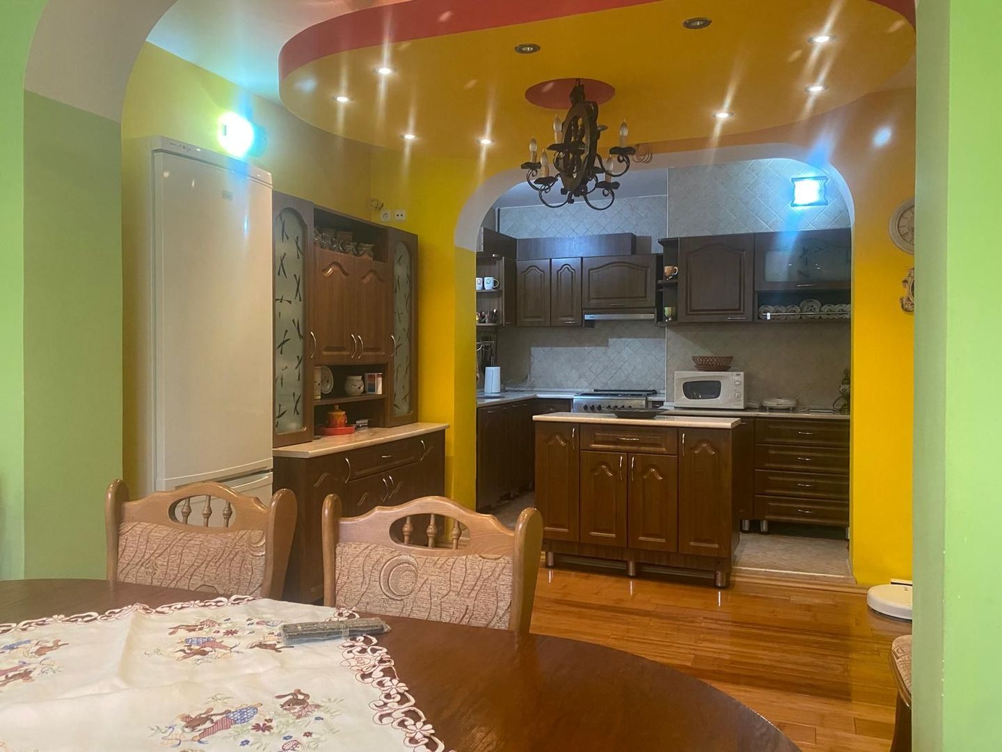 Oportunitate:clinica, birouri etc! Vanzare casa cu 4 camere-Targoviste - Poză 2