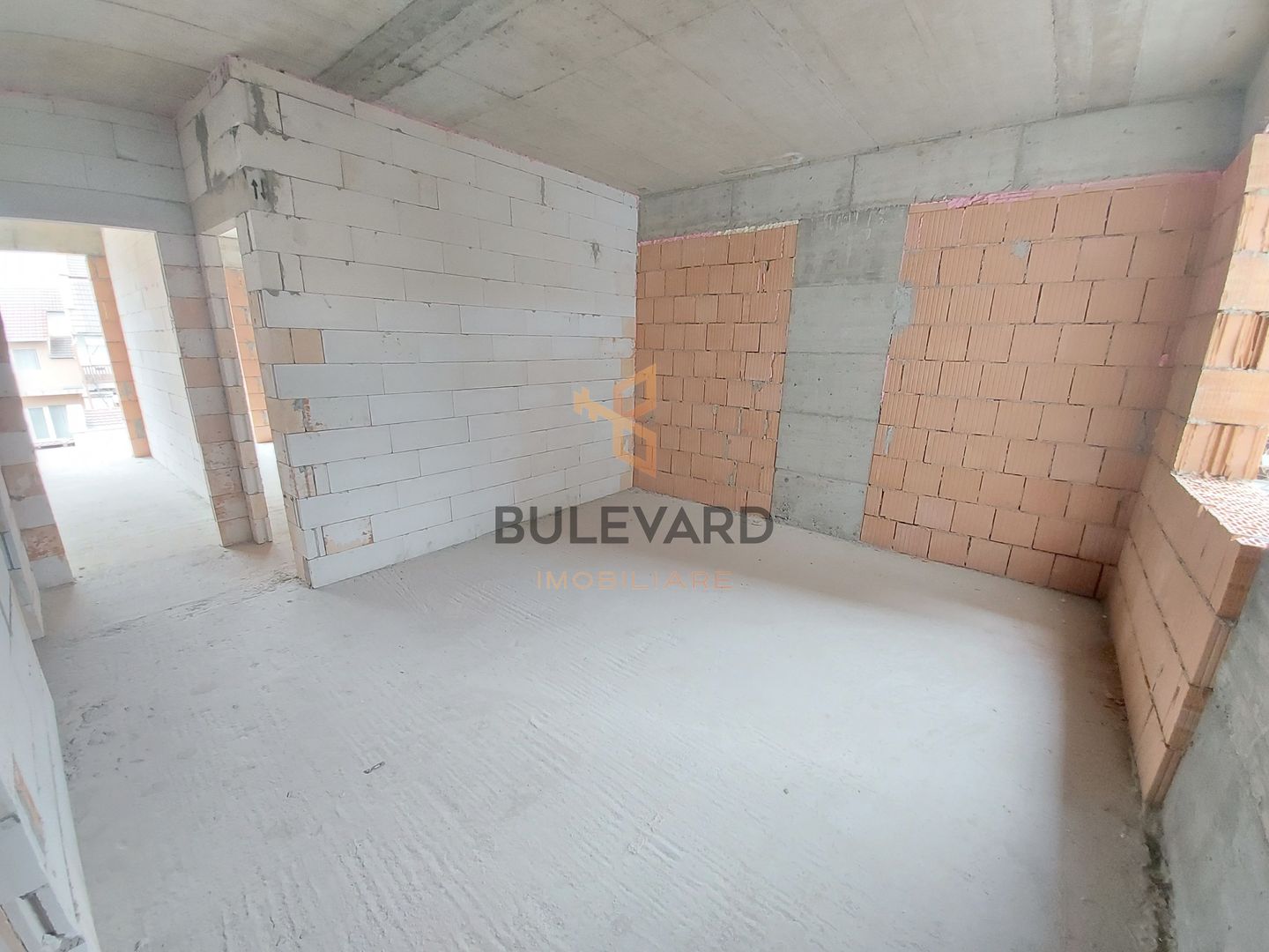 Apartament cu 2 camere,  finisaje incluse, zona Piata 1 Mai! - Poză 4