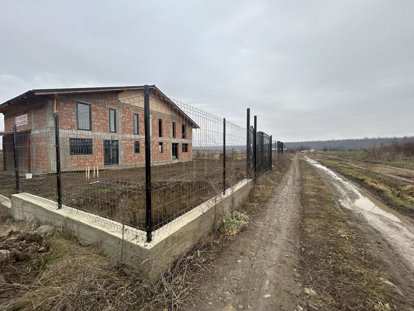 Casa la rosu de vanzare in Onesti - Poză 2