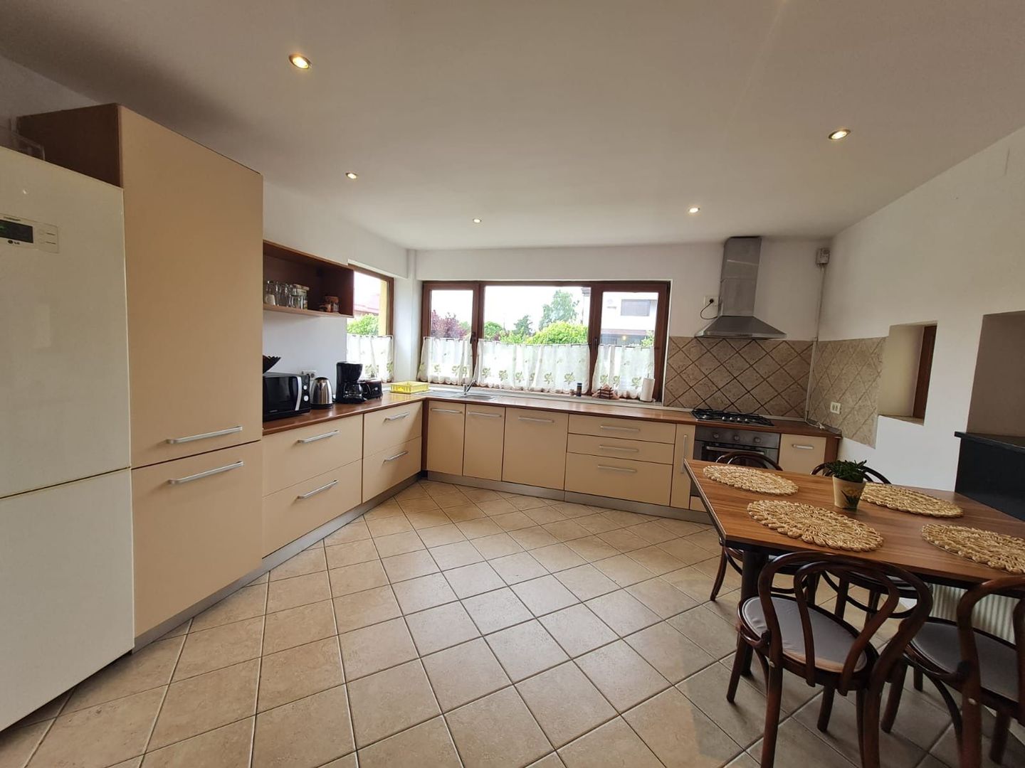 Vila spațioasă și recent renovată în Ghiroda! - Poză 38