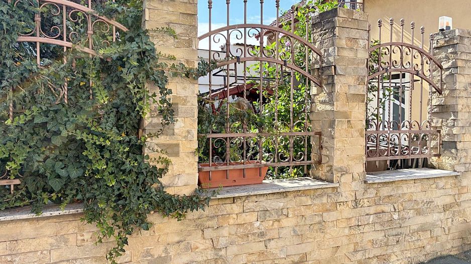 Casa singura in curte ultracentral in Oradea - Poză 1