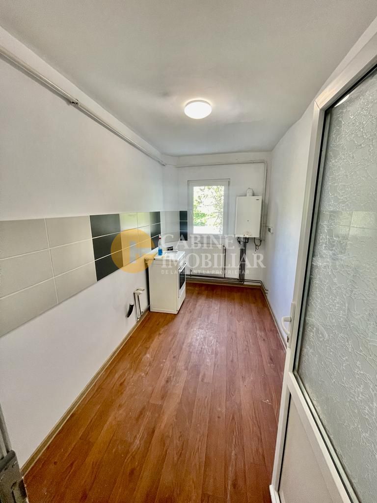 Etaj 1 Apartament 2 Camere Decomandat 55 MP Bloc 1986 - Poză 3