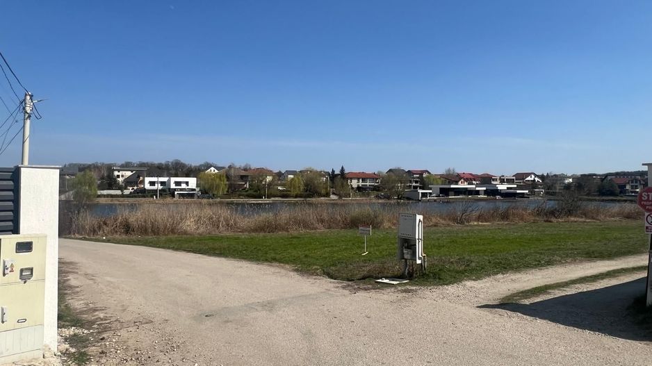 Teren edificabil 1.000 mp | Vedere la lac | Utilități - Poză 2