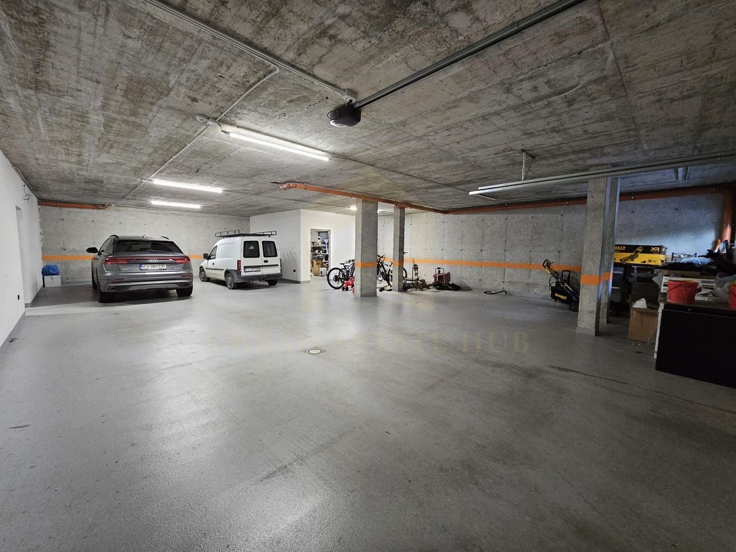 Vanzare  cladire cu 2 apartamente,  600 mp, garaje subterane, Andrei Muresanu - Poză 23
