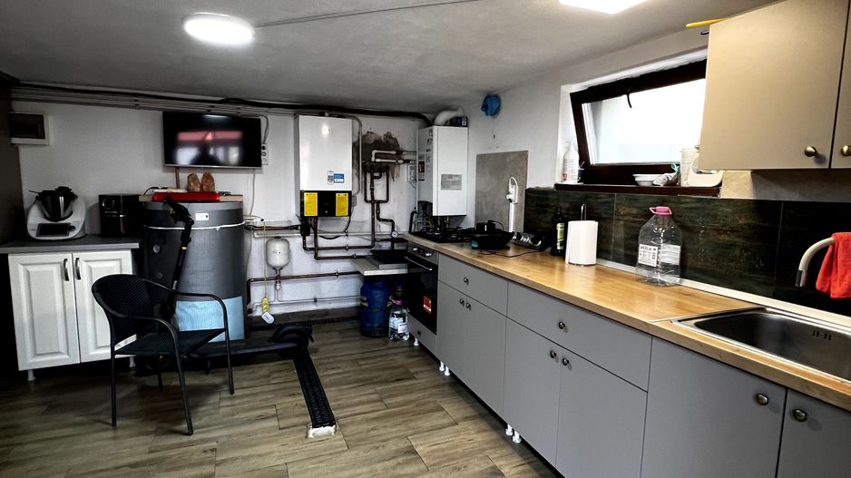 Complex din casa noua si 3 cabane, piscina încalzita 6600 mp teren - Poză 12
