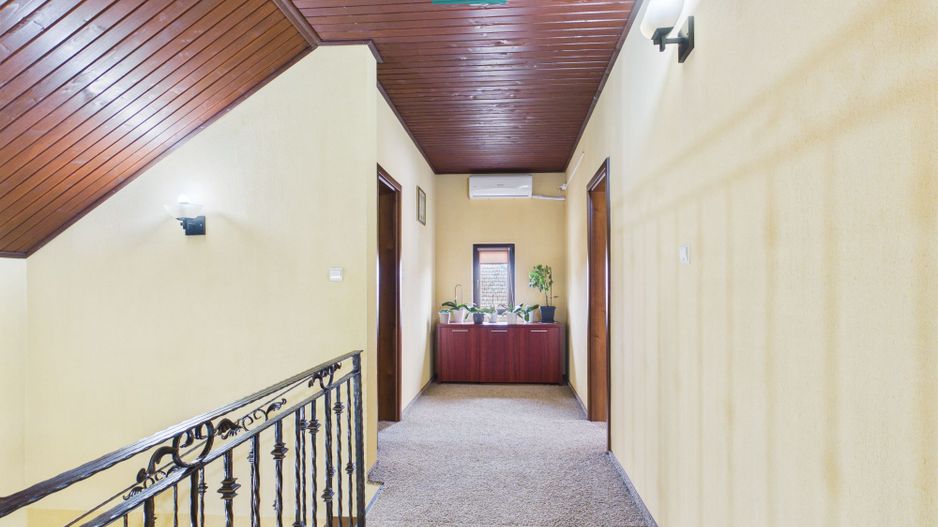 Casă cu 5 camere de vânzare în Curtici – spațiu, - Poză 9