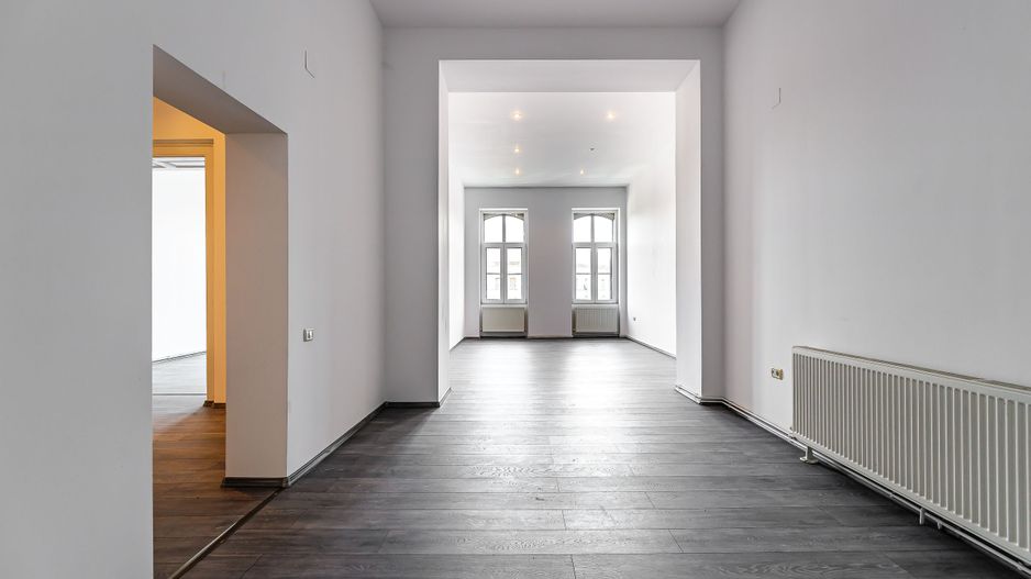 Apartament ultracentral cu 9 camere Arad - Poză 1