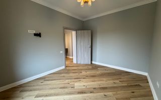 Duplex despartit prin garaj. Zona centrala - langa padure - Poză 9