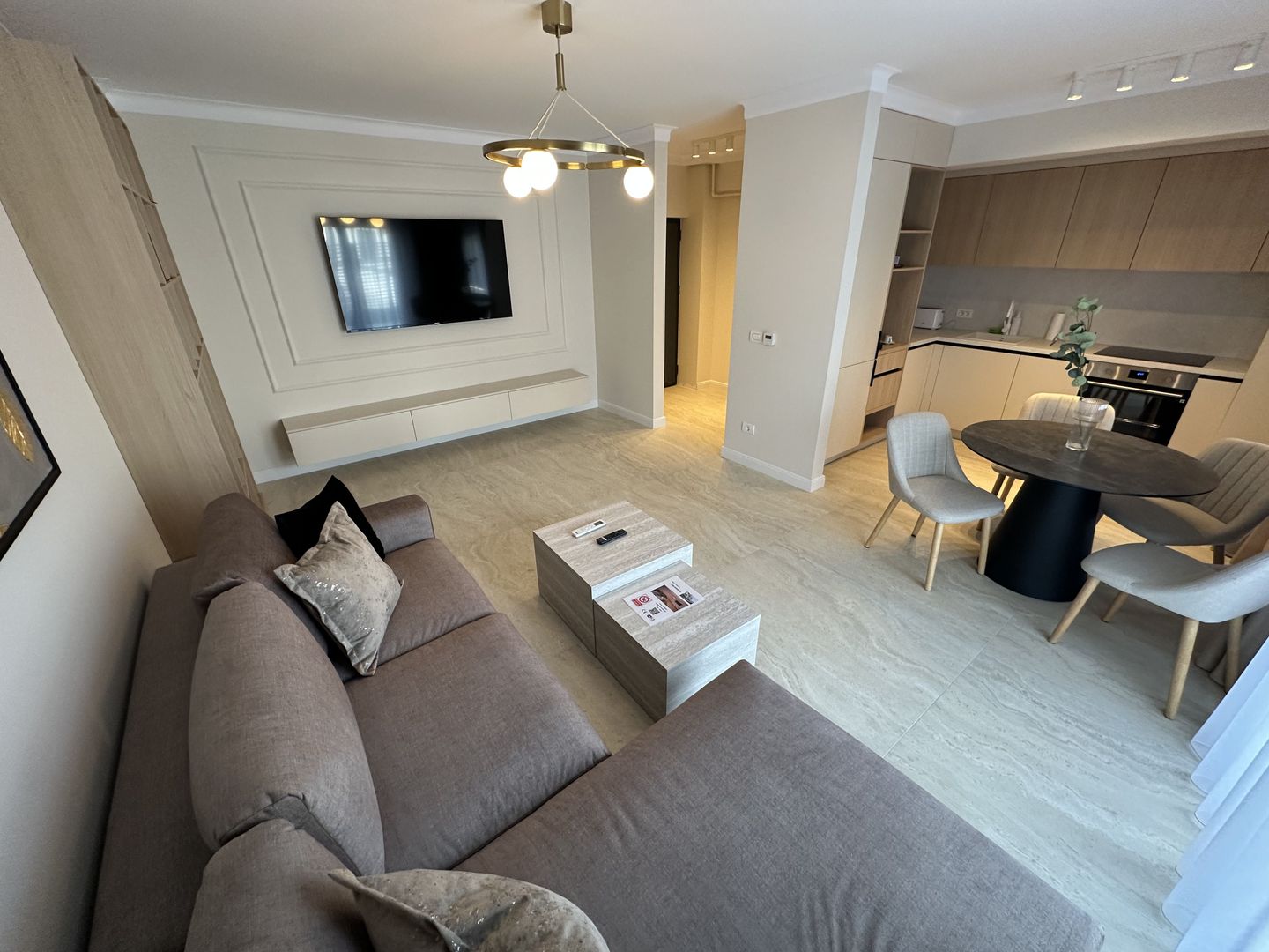 Apartment deosebit cu curte proprie si loc de parcare - Poză 1