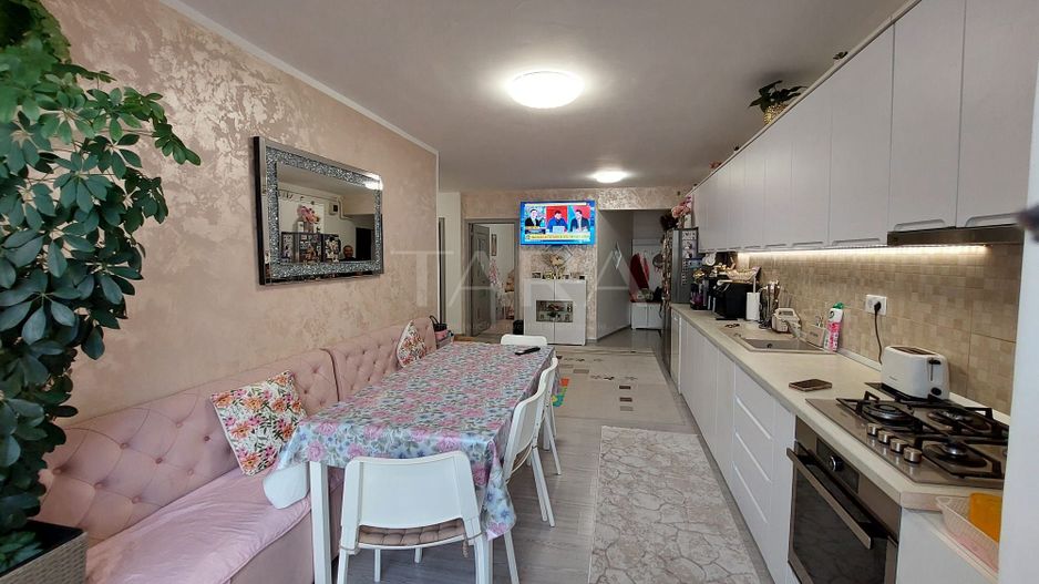 Apartament cu 3 camere, 2 balcoane și parcare, zona Floresti. - Poză 2