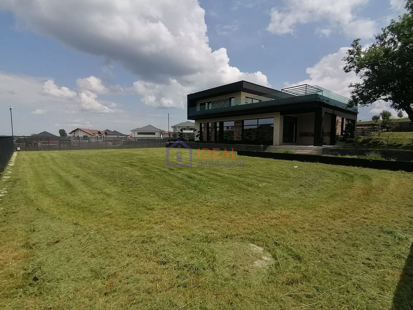 Casa  Exclusivista cu piscina si 1200 mp de teren, in Cisnadie - Poză 1