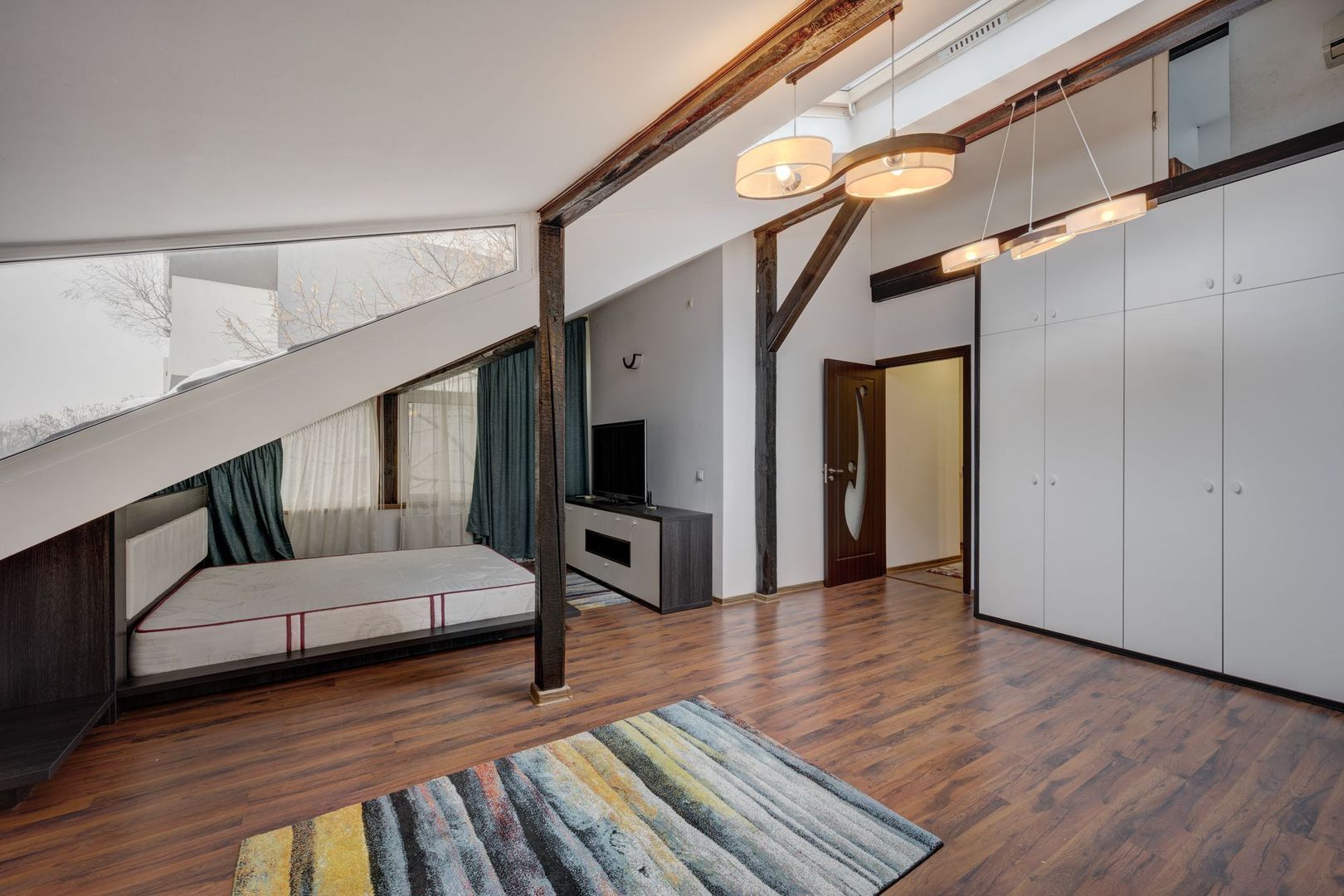 2 Apartamente  in Vila 5 Cam Metrou Basarab Gara de Nord - Poză 1