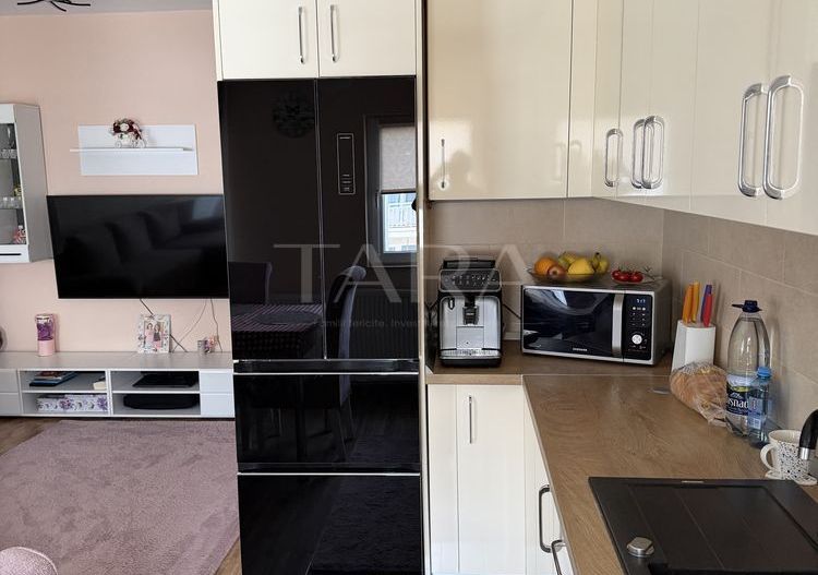 Apartament mobilat și utilat, balcon închis și parcare inclusă. - Poză 4