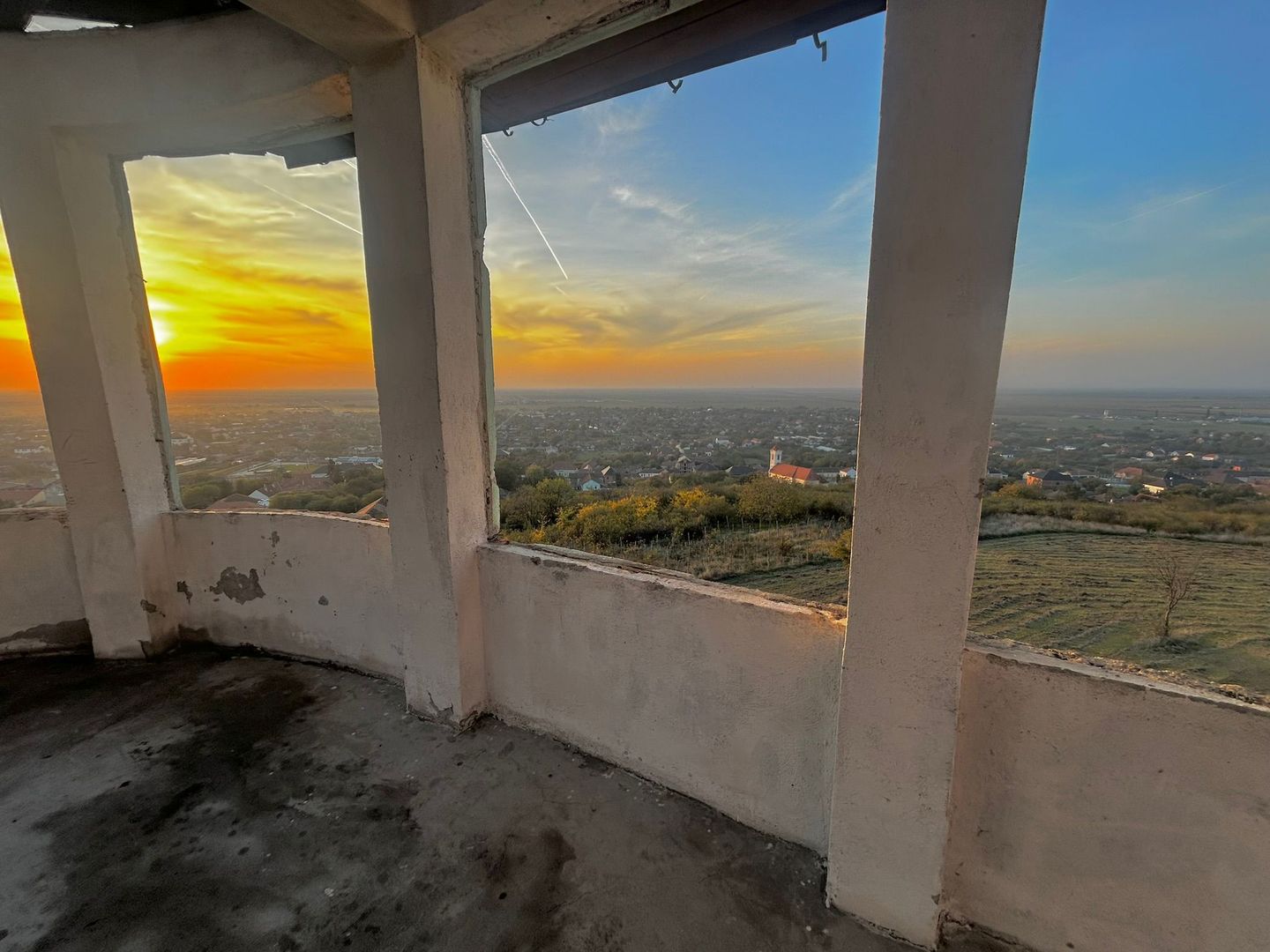 Castel cu vedere panoramică pe dealul Șiriei - Poză 18