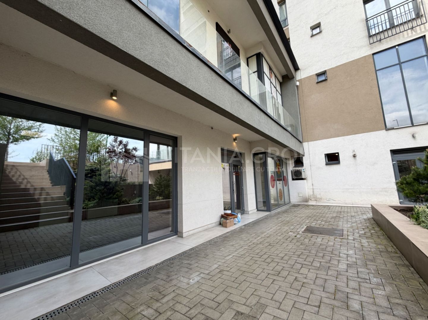 Spațiu comercial Kasper Coresi 100 mp, terasă 35mp - Poză 1