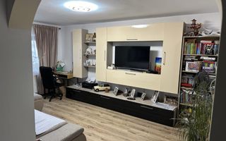 De vanzare apartament cu 3 camere, zona Mall. - Poză 2