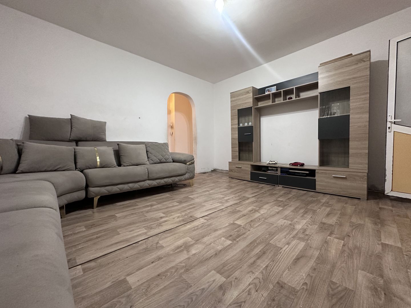 ETAJ 1! Vânzare apartament cu 2 camere în M11 - Târgoviște - Poză 1