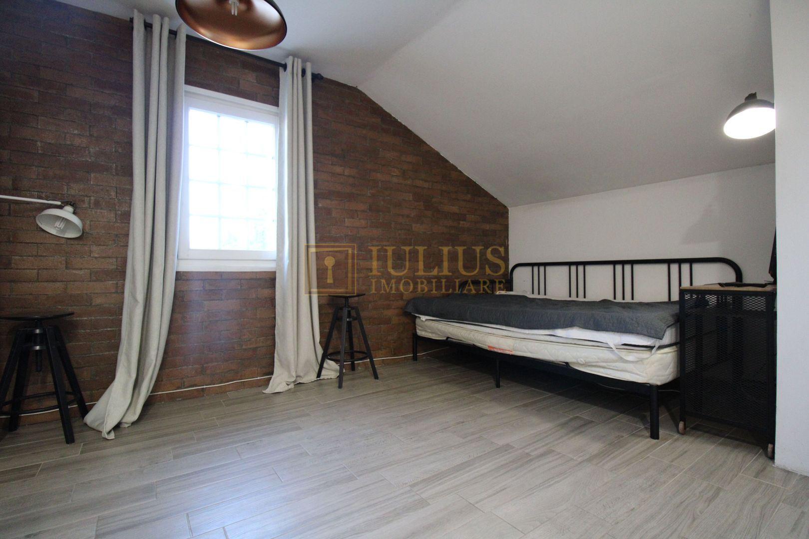 Garsoniera la casa, curte interioara si loc de parcare inclus - Poză 2