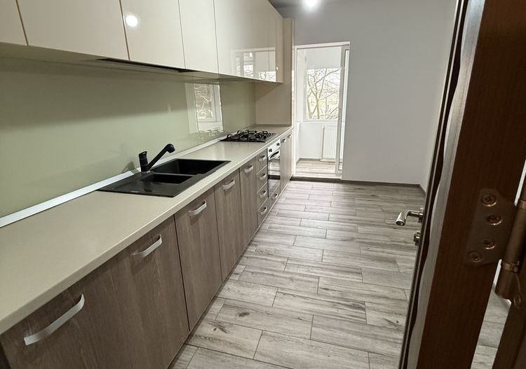 Apartament 3 camere Piata Centrala et 2,renovat toatal - Poză 2