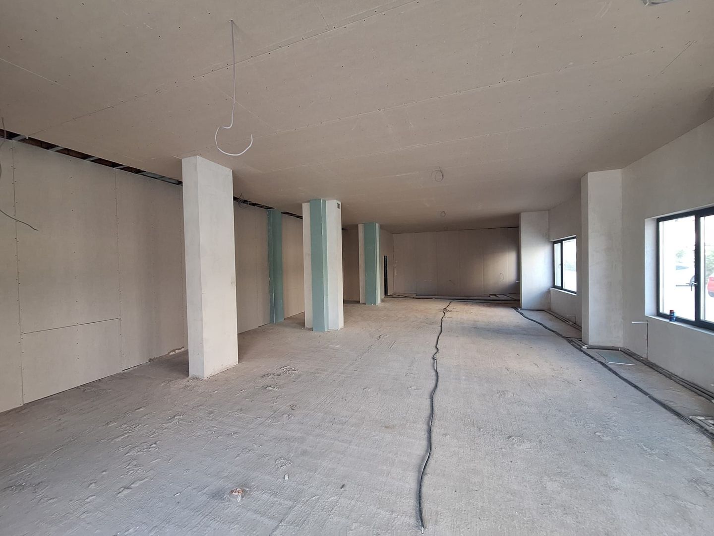 Spatiu Comercial - Bloc Nou - Stradal - 560 mp - 8 parcari - Poză 5