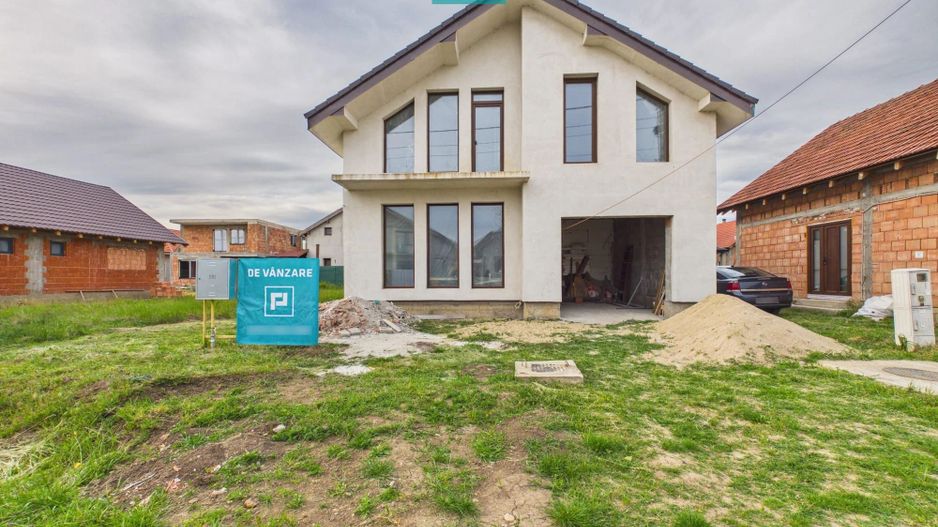 Casă impunătoare la gri în Curtici - Poză 1