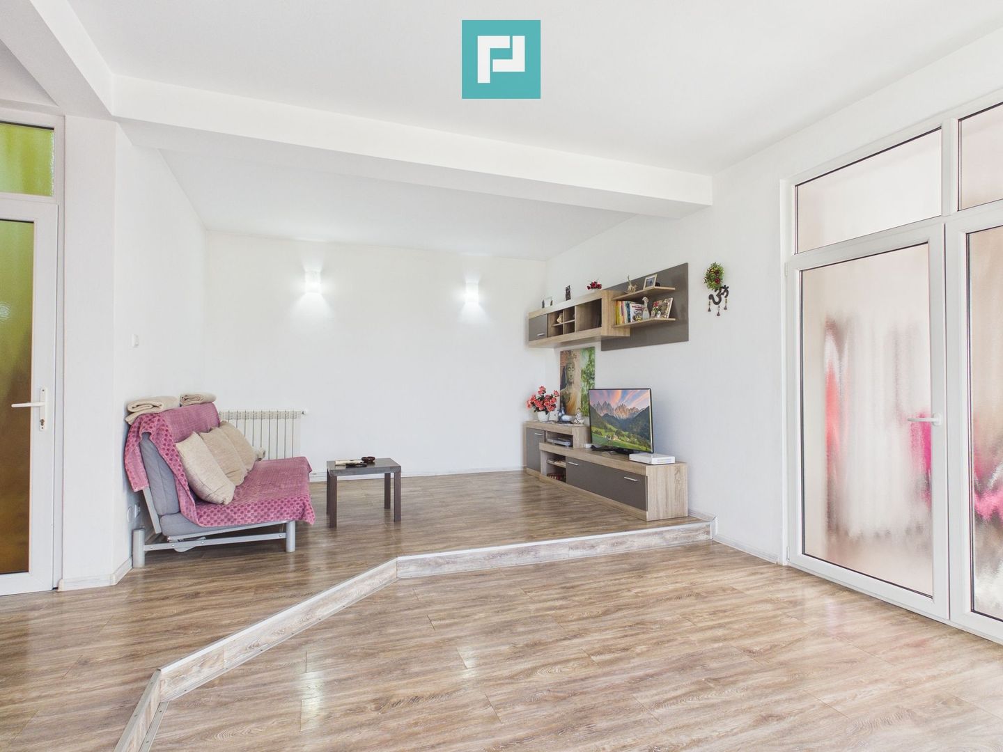 Casă cu 7 camere și teren generos în Șofronea - Poză 2