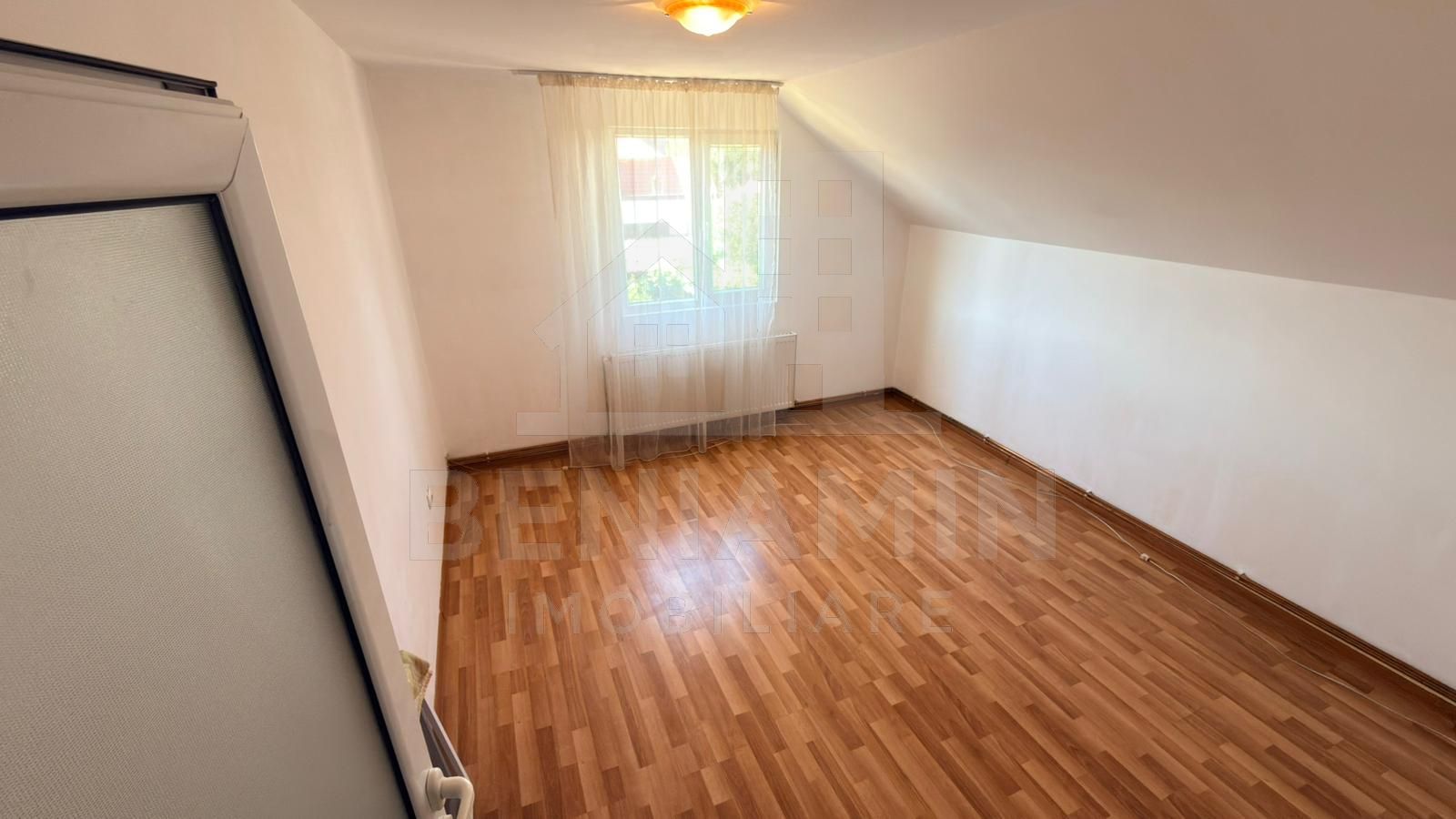 Vand Casa P+M 5 Camere-Curte si Strada Privata-Zona Catargiu - Poză 2