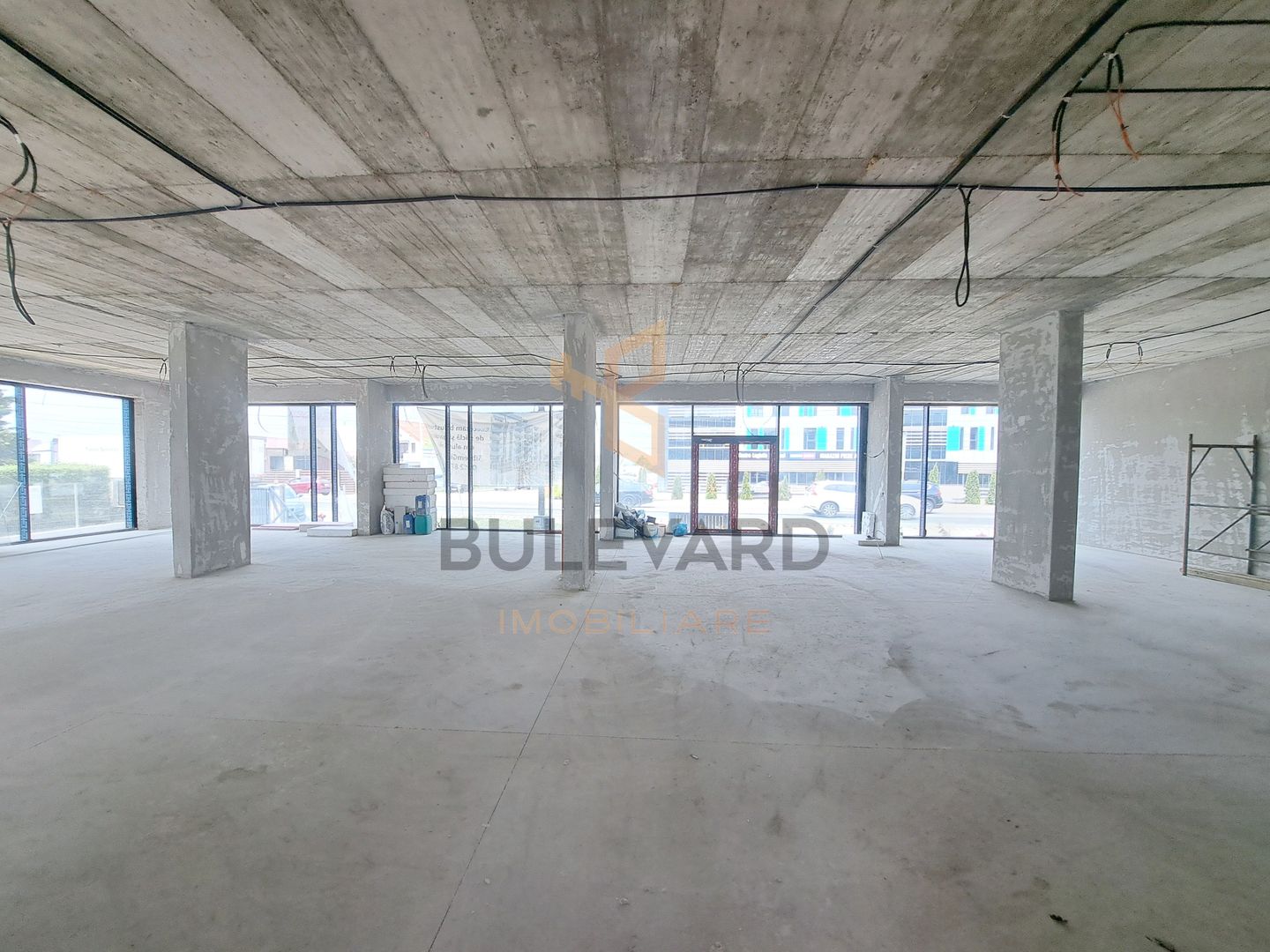 Cladire comerciala situata la drum intens circulat, 1365 mp utili + 20 parcari - Poză 16