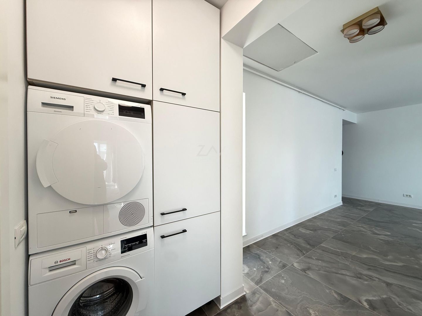 Mobilat si utilat. Bucatarie inchisa. Loc de parcare. Spatiu depozitare pod. - Poză 9