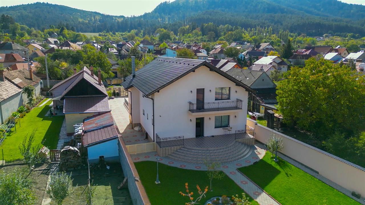 Somptuozitate in stil modern, 2 garaje, 3 terase, totul pe 1.000 mp teren - Poză 9