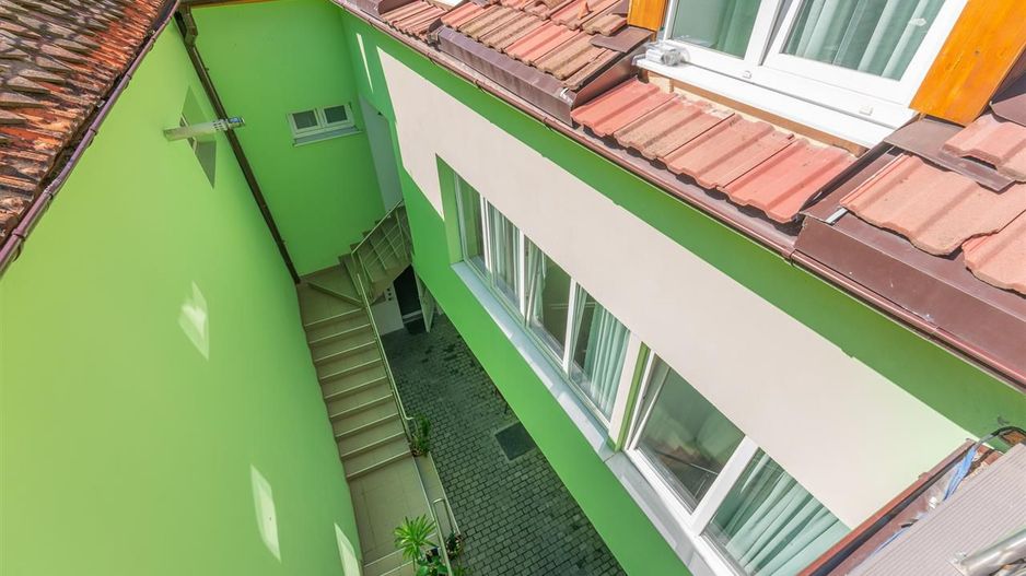 Casa cu spatiu comercial si 9 camere in zona istorica a Brasovului - Poză 7