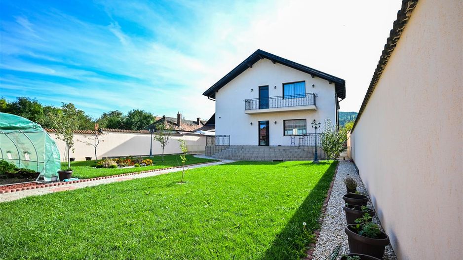 Somptuozitate in stil modern, 2 garaje, 3 terase, totul pe 1.000 mp teren - Poză 56