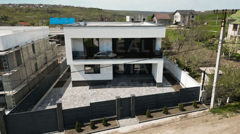 Vânzare, Hi-Tech, 2 nivele, 4 camere, strada  A. Lăpușneanu, Budești - Poză 1