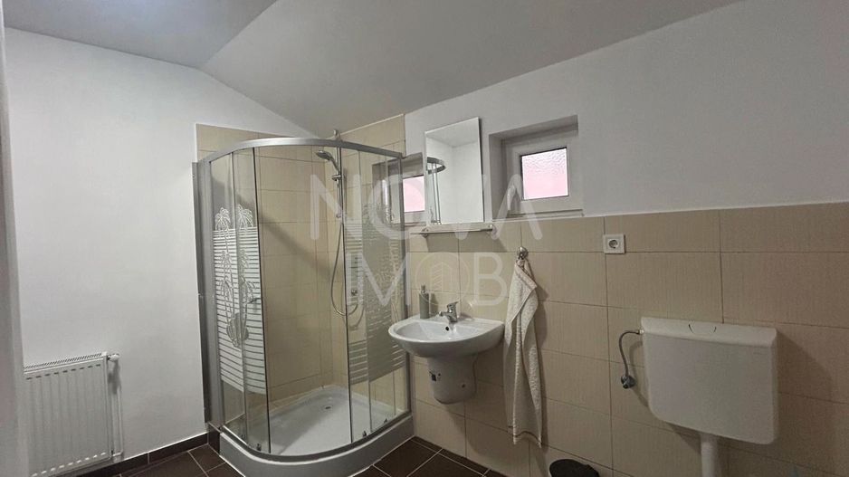 Casa de vanzare 200 mp cu spatiu comercial la parter, strada Lunga - Poză 16