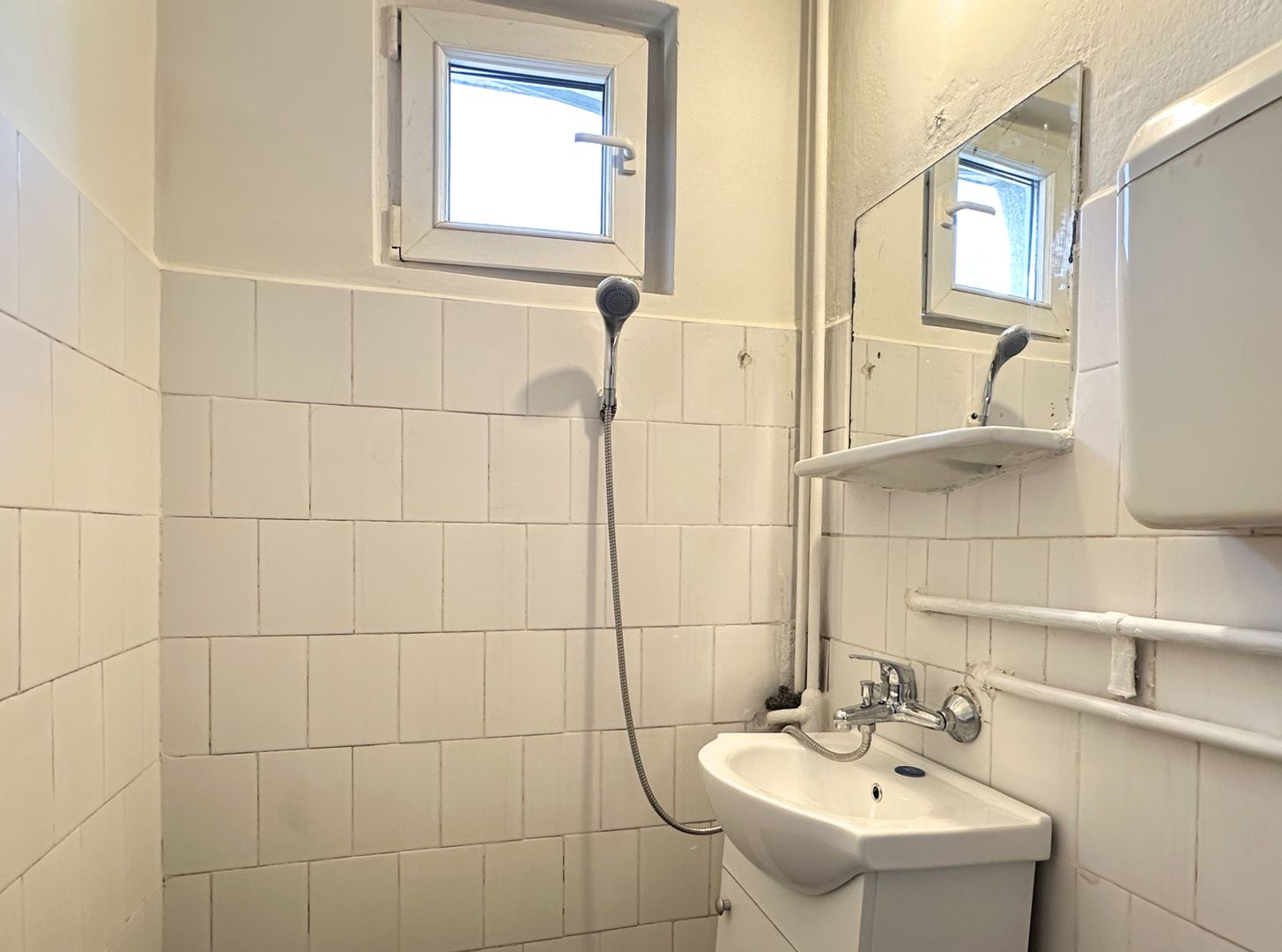 Ofer spre închiriere garsonieră situată la doar 2 minute metrou Jiului - Poză 7