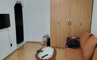 Închiriez apartament cu o camera zona Podu Ros - Poză 1