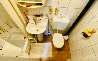 Casa cocheta cu o mica curte - Poză 13