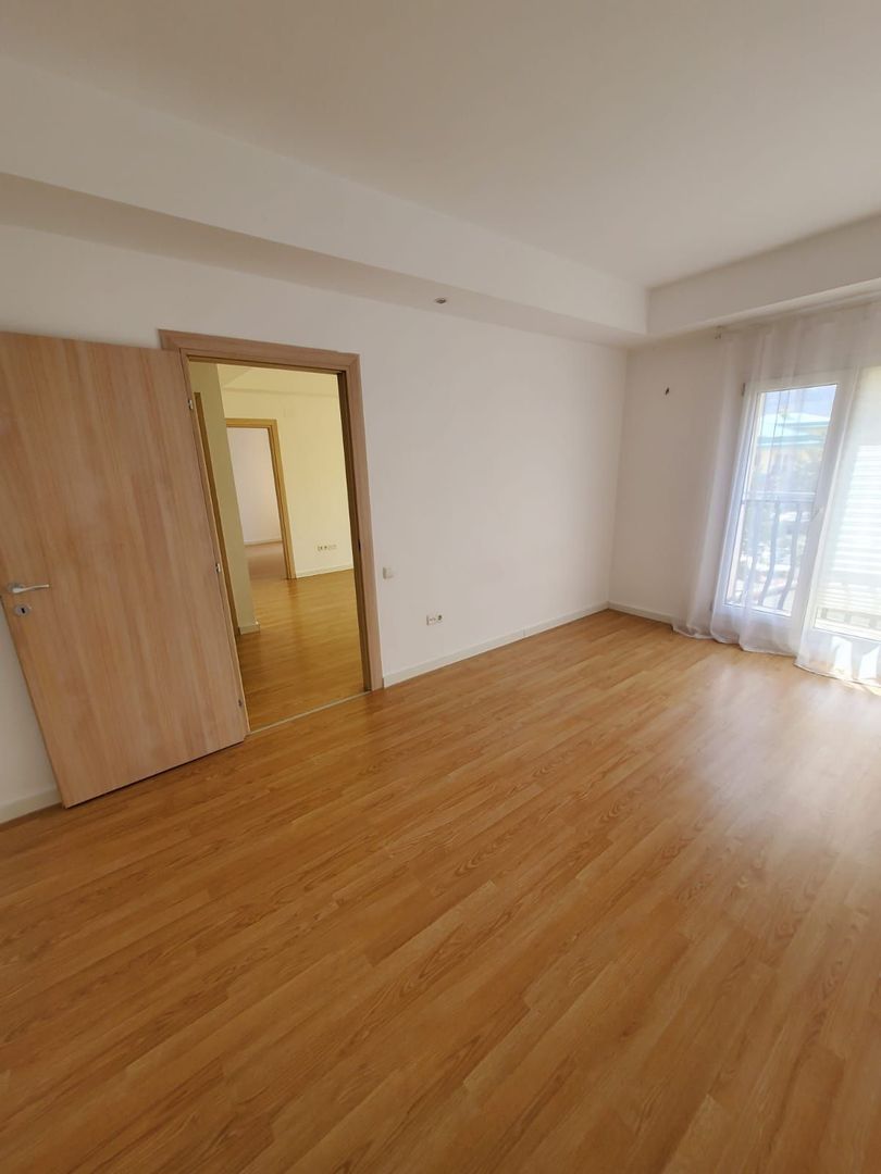 3 CAMERE IN COSMOPOLIS - Poză 12