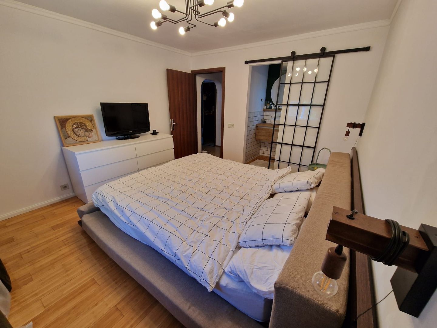 Vanzare Apartament 3 camere, 82 mp, 2 băi, și renovare completă – Drumul Sarii - Poză 1